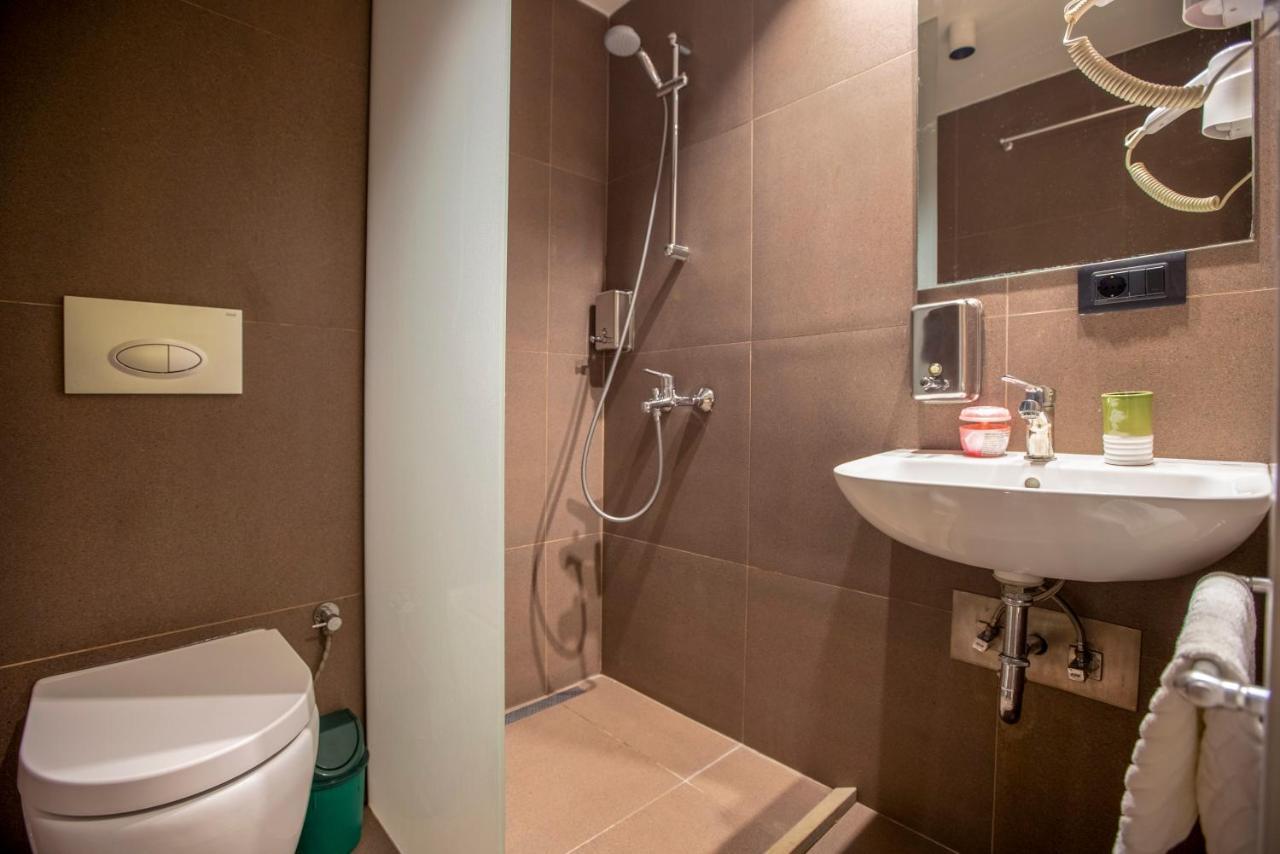 Hotel 4 Llulla 普里什蒂纳 外观 照片