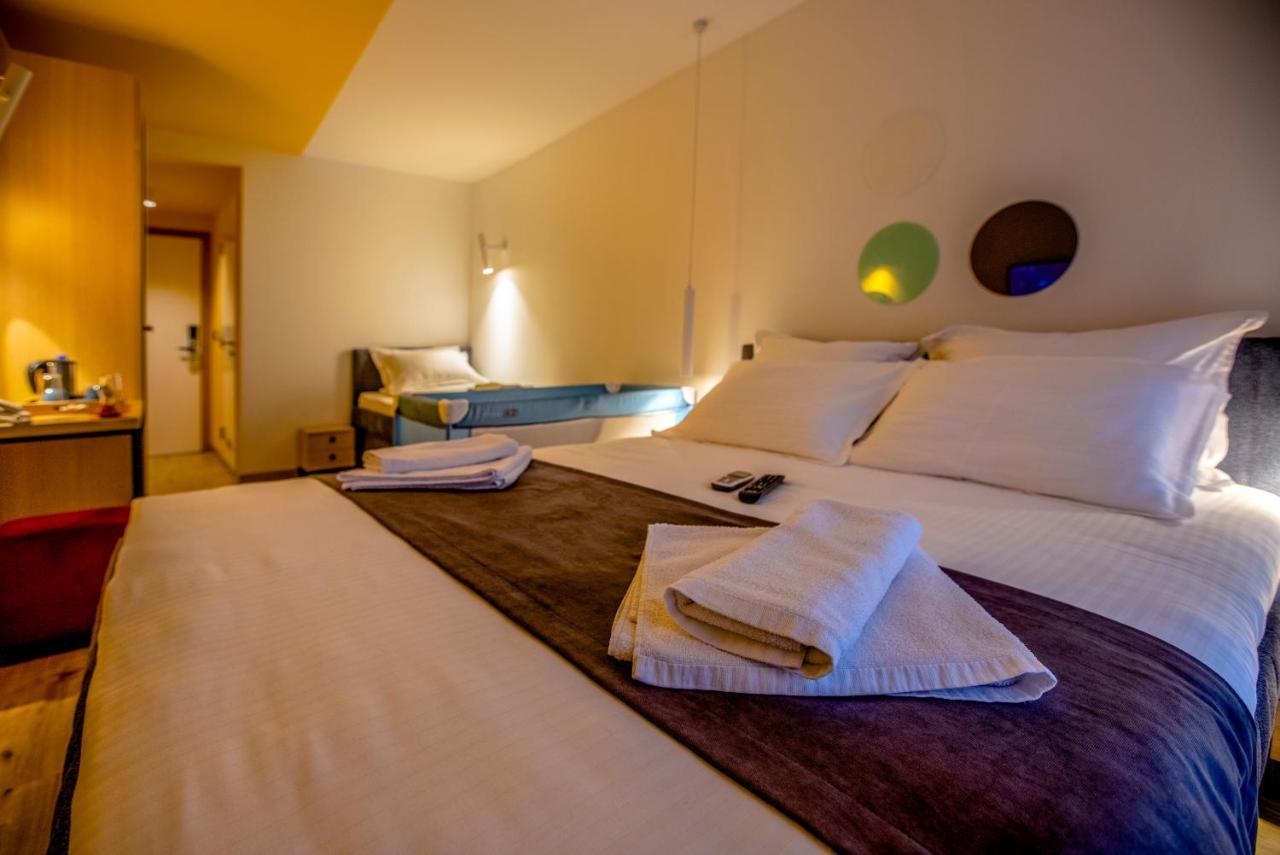 Hotel 4 Llulla 普里什蒂纳 外观 照片